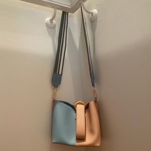 NWOT!!Women’s crossbody bag